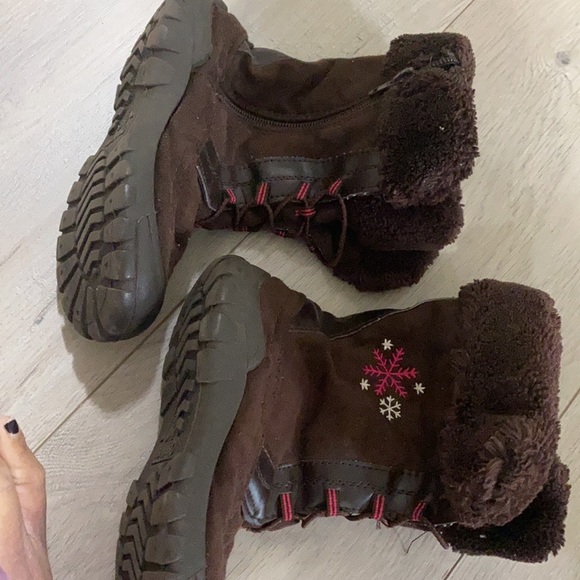 Kids shoes size 11m. Should fit 2- 3 year old - Picture 2 of 2